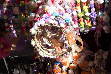 Sahte çiçeklerden yapılmış renkli taçlar.