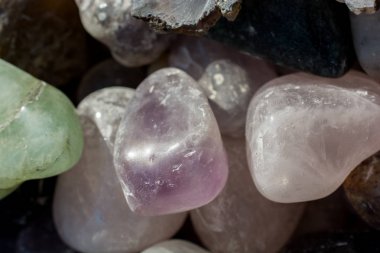 Belli bir tipte doğal mineral değerli taşlar.