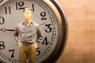 Mekanik retro cep saati ve bir erkek heykeli.