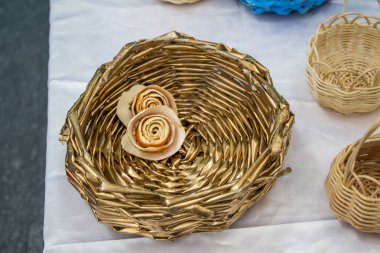 Boş hasır sepetler pazarda satılıktır.