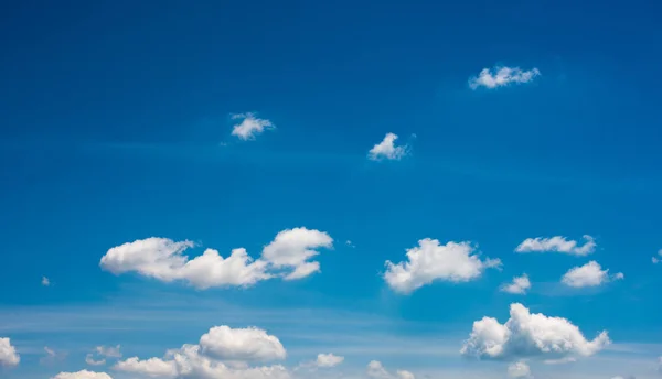 Céu Azul Cheio Nuvens Brancas — Fotografia de Stock