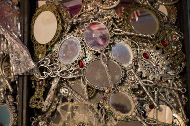 Küçük dekoratif el ayna bir raf kümesi