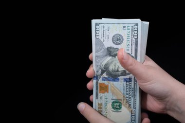 Beyaz arka planda el ele tutuşan Amerikan doları banknotları