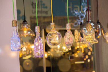 Dekoratif antika edison tarzı iplik ampulleri asılıydı.