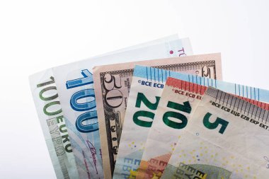 Beyaz arka planda el ele tutuşan Amerikan doları banknotları