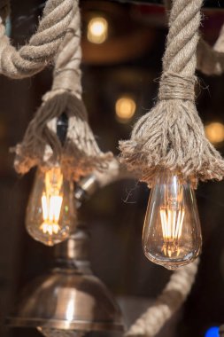 Dekoratif antika edison tarzı iplik ampulleri asılıydı.