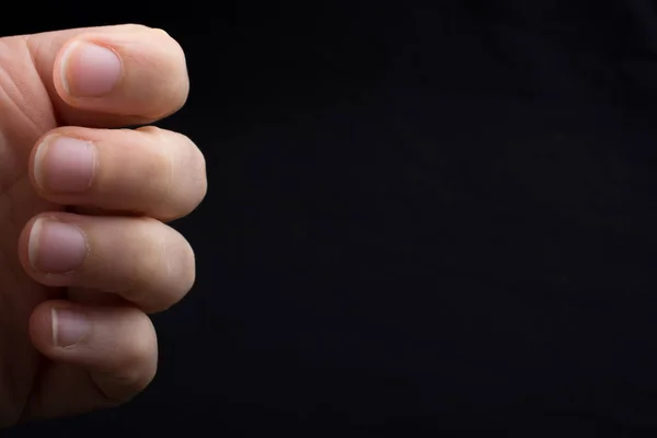 黒の背景に一部見られる子供の手の4本の指 — ストック写真