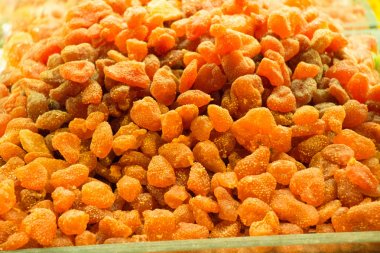 Pazar yerinde kuru meyve satışı.