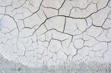 Gri renk kuru çamurlu toprak bir arka plan doku olarak kırık.