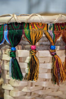 Boş hasır sepetler pazarda satılıktır.