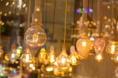 Dekoratif antika edison tarzı iplik ampulleri asılıydı.