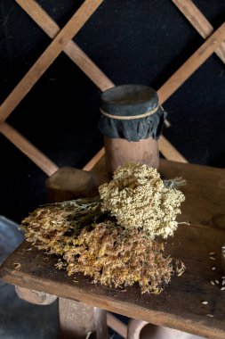 Kuru haldeki güzel renkli doğal çiçekler.