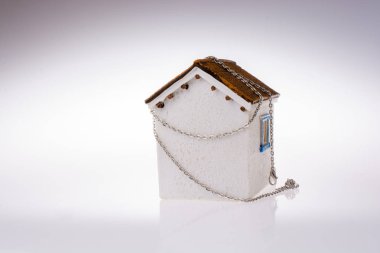 Beyaz arka planda küçük bir model ev