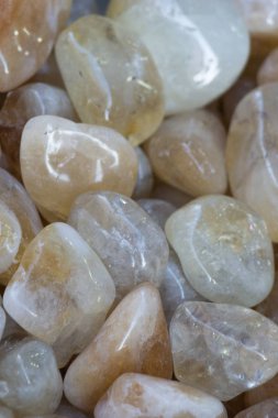 Belli bir tipte doğal mineral değerli taşlar.