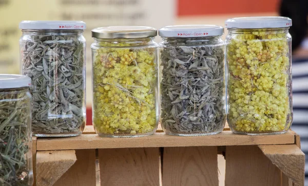 Kuru haldeki güzel renkli doğal çiçekler.