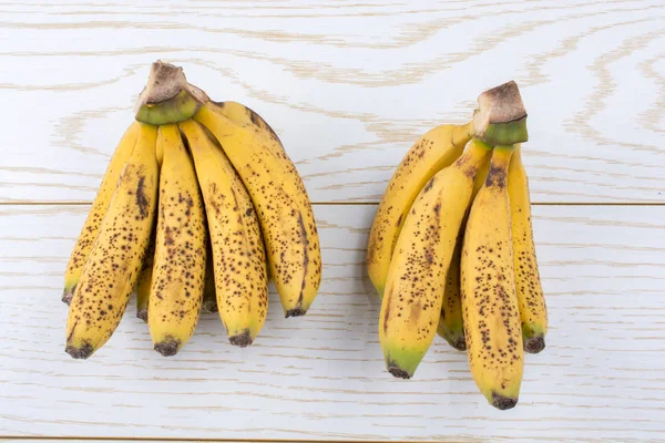 Stelletje Gele Sproeten Bananen Een Houten Textuur — Stockfoto