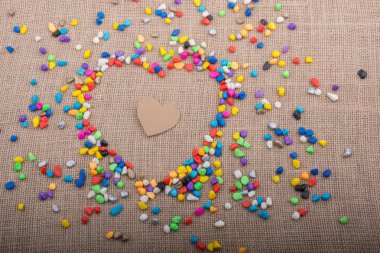 Kalp şeklindeki dünya renkli çakıl taşlarıyla şekillenir.