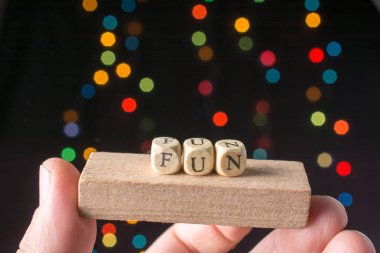 Koyu arkaplandaki el küplerinde eğlenceli ifadeler