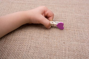 Clothespin el tuval üzerine bir kalp şeklinde nesnesiyle