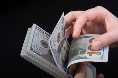 Beyaz arka planda el ele tutuşan Amerikan doları banknotları