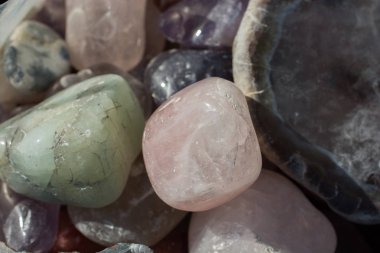 Belli bir tipte doğal mineral değerli taşlar.