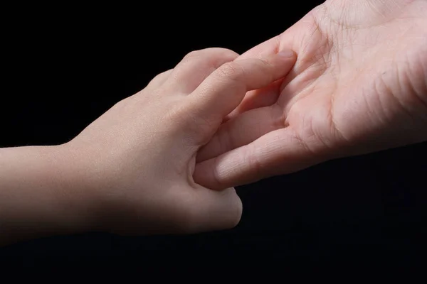 Дорослий Дитина Тримає Руки Чорному Тлі — стокове фото