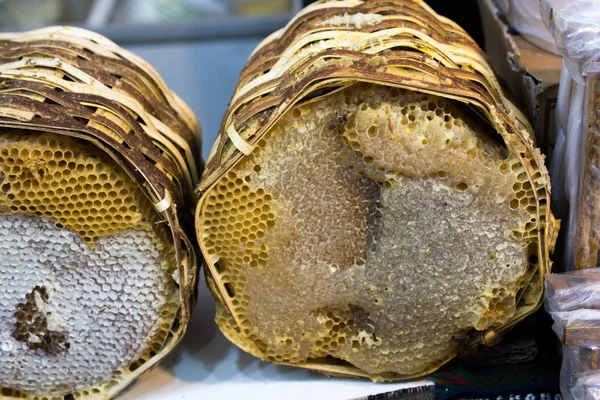 封印された櫛フレームで新鮮な蜂蜜 — ストック写真