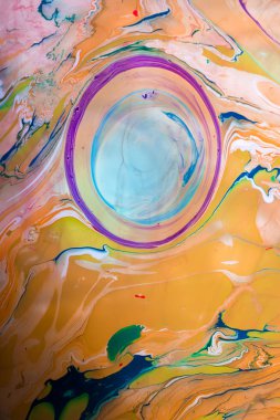 Renkli arkaplanda soyut boya desenleri