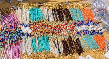 Bir pazarda çeşitli renkte renkli boncuklar