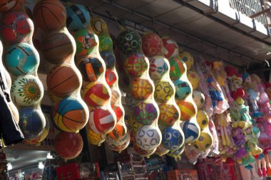 Arkaplan olarak çeşitli renklerde lastik top