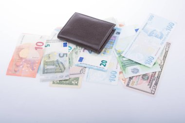 Beyaz arka planda el ele tutuşan Amerikan doları banknotları
