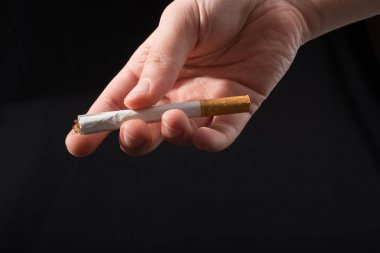 El siyah arka planda sigara dağıtıyor.