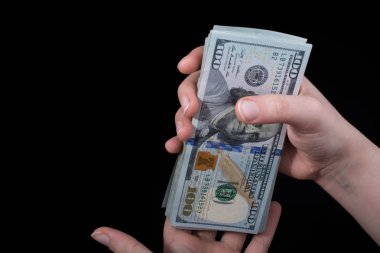 Beyaz arka planda el ele tutuşan Amerikan doları banknotları