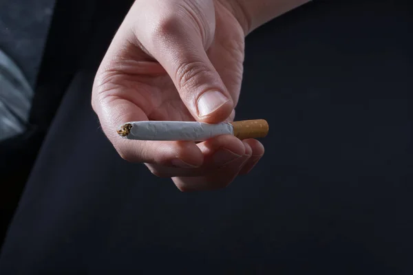 Hand Ger Cigarett Svart Bakgrund — Stockfoto