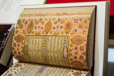 Açık sayfaları ile İslami kitap Kerim