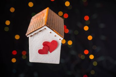 Sevgililer Günü 'nde yırtık kağıda aşk kavramı yazılıyor.