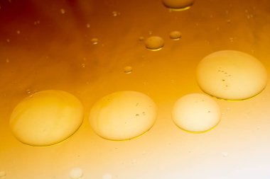 Suyun üzerindeki renkli su kabarcıkları çekyat alanı gibi.