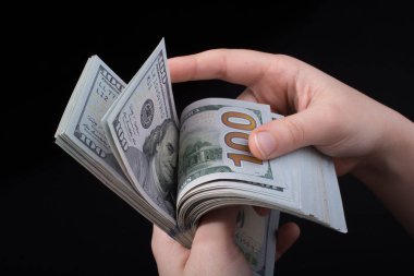 Beyaz arka planda el ele tutuşan Amerikan doları banknotları
