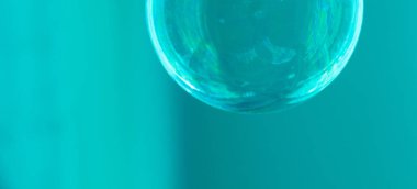 Havada tek bir sabun köpüğü patladı.