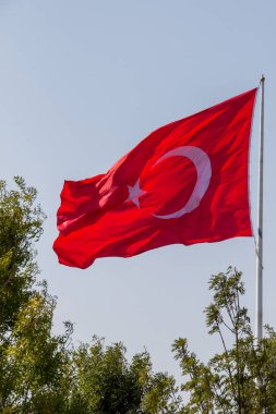 Türk ulusal bayrağı açık havada bir direğe asılı