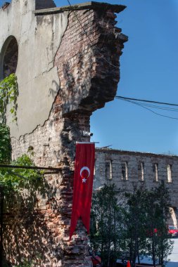 Türk ulusal bayrağı direğe asılı 