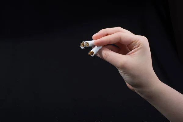 Hand Bryter Cigarett Svart Bakgrund — Stockfoto