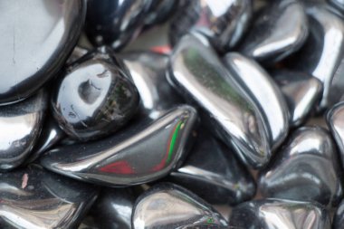 Belli bir tipte doğal mineral değerli taşlar.