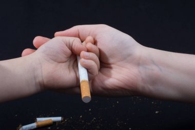 El siyah arka plan üzerinde sigara dışarı veren