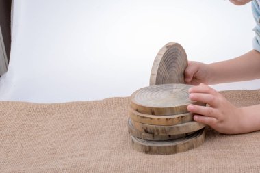 Ahşap günlükleri kesilmiş ince parçalar yuvarlak 