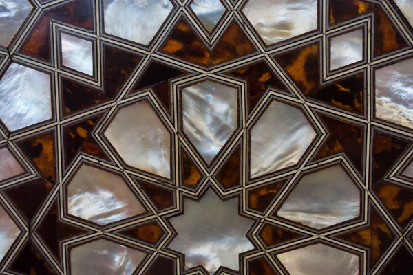 Osmanlı sanatı İnci kaküllerin Anası örneğidir