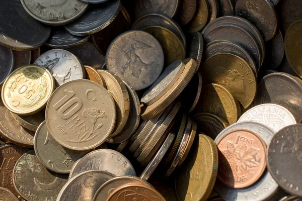 Çeşitli para birimlerinin eski metal para koleksiyonları