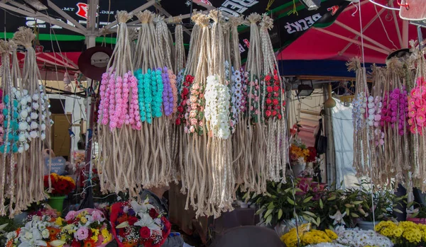 Bunte Kronen Zum Verkauf Aus Gefälschten Blumen — Stockfoto