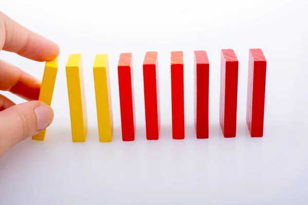 Mano sosteniendo dominó color — Foto de Stock