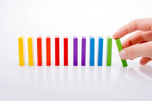 Mano sosteniendo dominó color — Foto de Stock